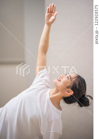 室内でヨガをする若い女性 室内でヨガをする若い女性 122928575