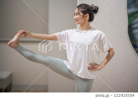 室内でヨガをする若い女性 122928584