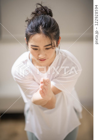 室内でヨガをする若い女性 122928594