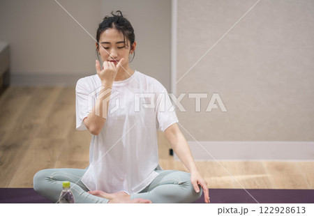 室内でヨガをする若い女性 122928613