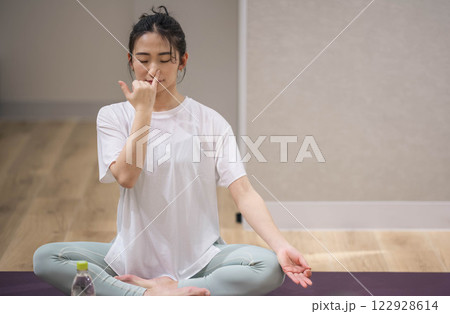室内でヨガをする若い女性 122928614