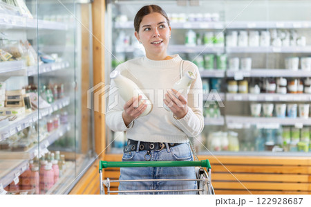 woman chooses dairy products 122928687