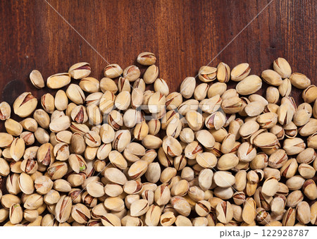 Dried kernels of pistachios 122928787