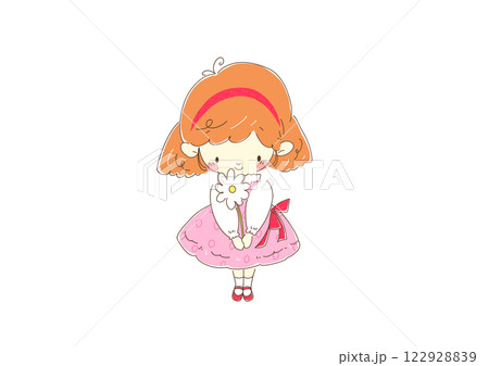 プレゼントの白い花を持つピンク色のワンピースの女の子 122928839