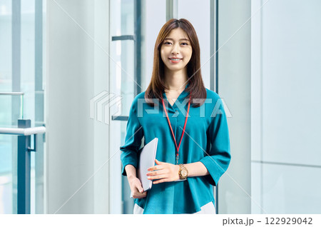 オフィスで働く若いビジネスウーマン撮影協力:スカパー東京メディアセンター オフィスで働く若いビジネスウーマン撮影協力:スカパー東京メディアセンター 122929042