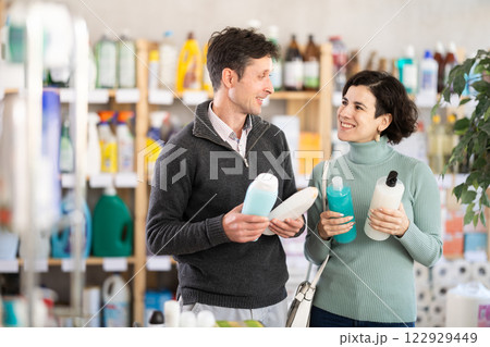 Couple reads label, choose and compare shampoo Couple reads label, choose and compare shampoo 122929449