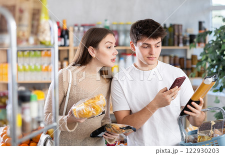 Couple man and woman scanning qr code for pasta 122930203