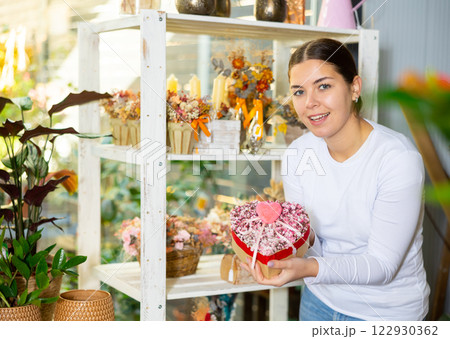 Woman buys gypsophila flower arrangement at flower shop 122930362