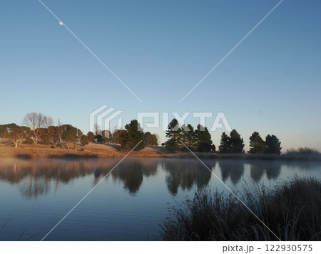 Lake Williams 　Nimmtabelの朝の風景　　NSW 　Australia 122930575