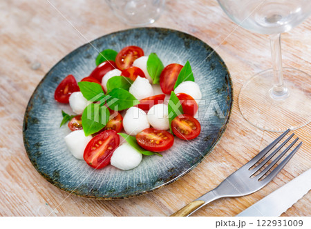 Caprese salad with mozzarella and tomatoes 122931009