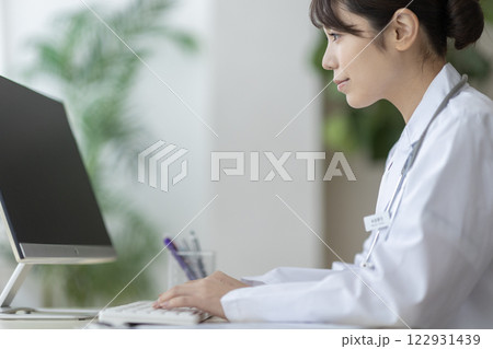パソコンに入力する医師 パソコンに入力する医師 122931439