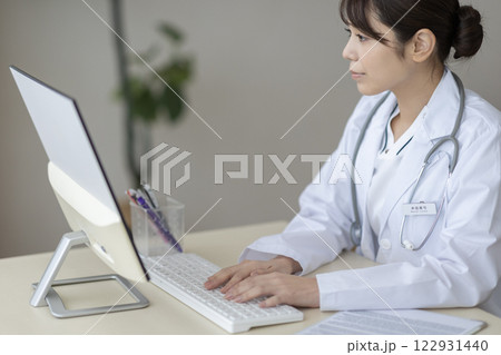 パソコンに入力する医師 122931440