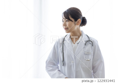 白衣を着た女性のポートレート 白衣を着た女性のポートレート 122931441