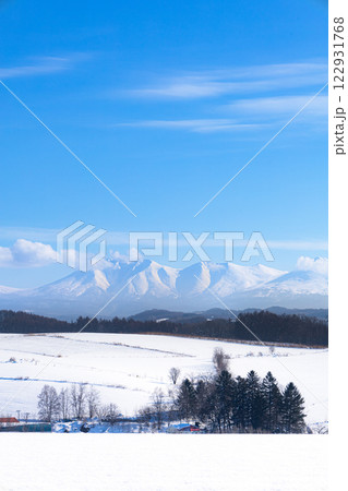 青空が広がる冬の北海道大雪山系の風景 青空が広がる冬の北海道大雪山系の風景 122931768