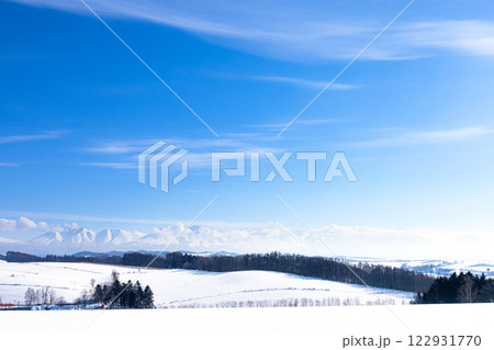 青空が広がる冬の北海道十勝岳連峰の風景 122931770
