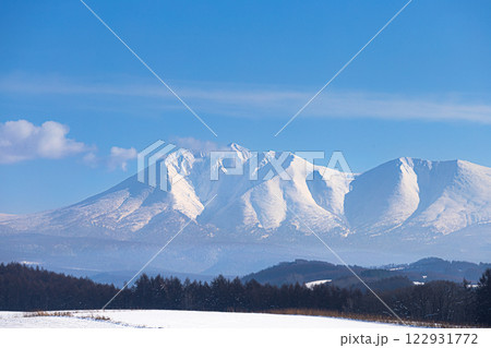 青空が広がる冬の北海道の風景オプタテシケ山の風景 青空が広がる冬の北海道の風景オプタテシケ山の風景 122931772