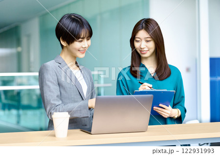 オフィスでミーティングする2人のビジネスウーマン撮影協力:スカパー東京メディアセンター 122931993
