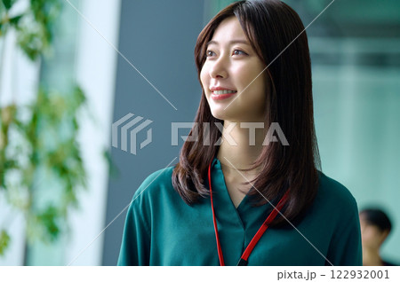 オフィスで働く若いビジネスウーマン撮影協力:スカパー東京メディアセンター 122932001