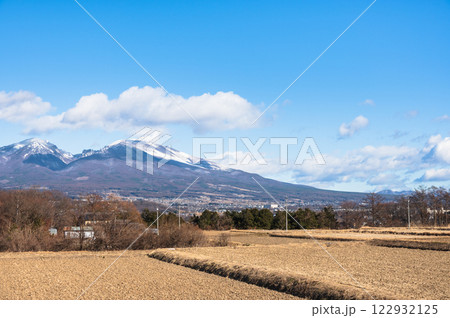 冠雪した浅間山と山麓の風景【長野県】 冠雪した浅間山と山麓の風景【長野県】 122932125