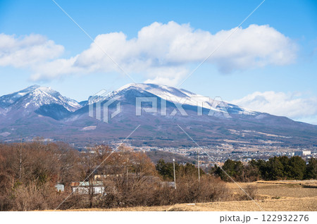 冠雪した浅間山と山麓の風景【長野県】 122932276