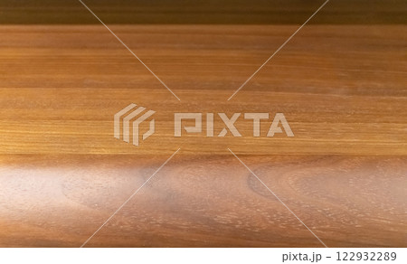 木目の美しさが際立つナチュラルなテーブル素材 122932289