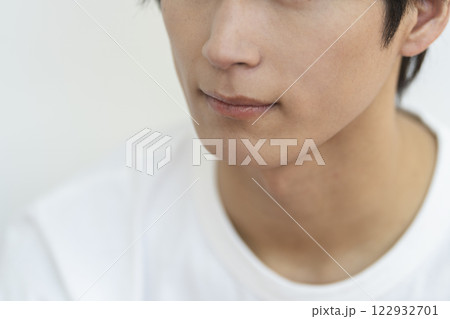 メンズビューティイメージ 20代の男性の頬 口元 メンズビューティイメージ 20代の男性の頬 口元 122932701