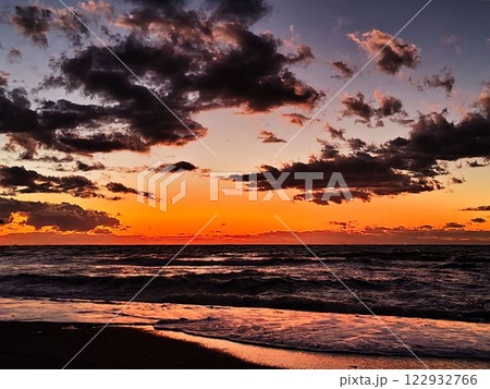 夕焼けと海が織りなす美しい瞬間 夕焼けと海が織りなす美しい瞬間 122932766