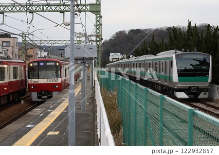 完成したばかりの埼京線E233系　京急線との並び 122932857