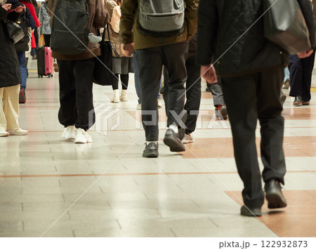冬の朝の電車の駅構内の通勤中の人々の姿	 122932873