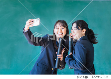 卒業証書を持って教室で自撮りする女子高生 122932906