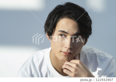 カメラ目線の20代の男性 メンズビューティ スキンケア イメージ カメラ目線の20代の男性 メンズビューティ スキンケア イメージ 122932907