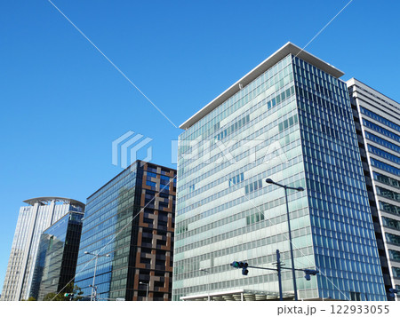 豊洲から見るオフィスビル群 122933055