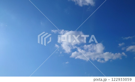 一団の雲と藍色のグラデーションの空 一団の雲と藍色のグラデーションの空 122933059