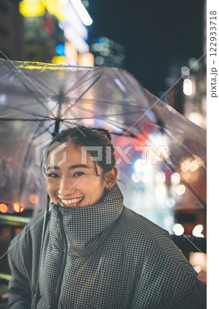 都会の夜景と若い女性ポートレート 都会の夜景と若い女性ポートレート 122933718