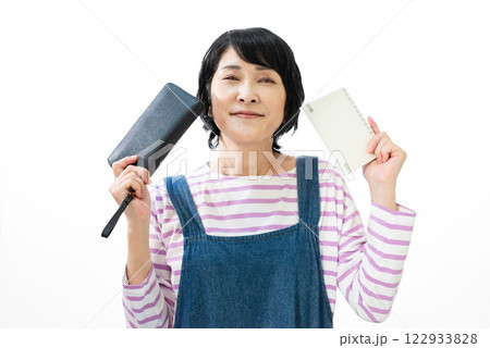 お財布とメモ帳を持ってお得情報に喜ぶエプロン姿の中年女性 お財布とメモ帳を持ってお得情報に喜ぶエプロン姿の中年女性 122933828