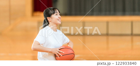 体育館でバスケットをする体操着姿の女子中学生・女子高生 体育館でバスケットをする体操着姿の女子中学生・女子高生 122933840