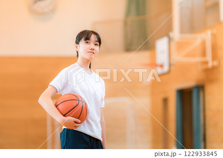 体育館でバスケットボールを持つ体操着姿の女子中学生・女子高生 122933845