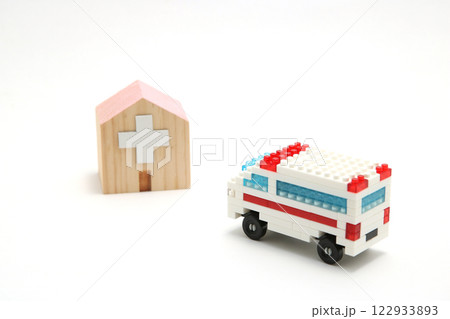 救急車と病院のミニチュア模型｜医療・救急・病院のイメージ 122933893