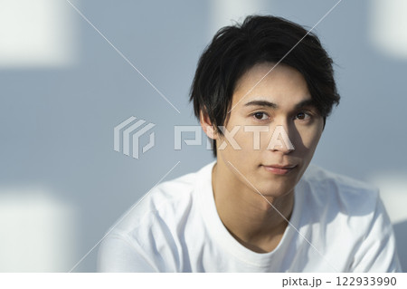 メンズビューティ・スキンケア イメージ カメラ目線で微笑む白いTシャツを着た20代の男性 メンズビューティ・スキンケア イメージ カメラ目線で微笑む白いTシャツを着た20代の男性 122933990
