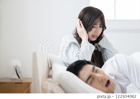 夫やパートナーのイビキがうるさくて眠れなかった女性 122934062