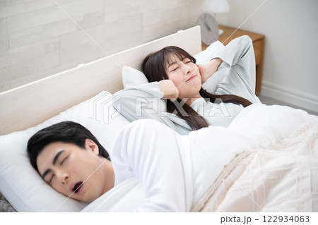 夫やパートナーのイビキがうるさくて眠れなかった女性 夫やパートナーのイビキがうるさくて眠れなかった女性 122934063