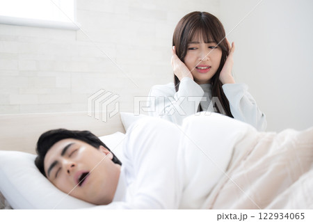 夫やパートナーのイビキがうるさくて眠れなかった女性 122934065