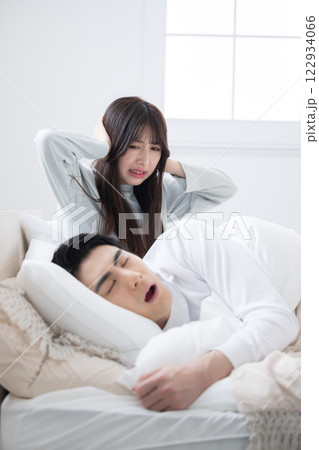 夫やパートナーのイビキがうるさくて眠れなかった女性 122934066