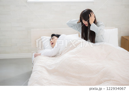 夫やパートナーのイビキがうるさくて眠れなかった女性 夫やパートナーのイビキがうるさくて眠れなかった女性 122934067