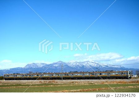 雪化粧した赤城山と両毛線 122934170