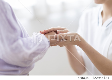患者の手を握る看護師 患者の手を握る看護師 122934184