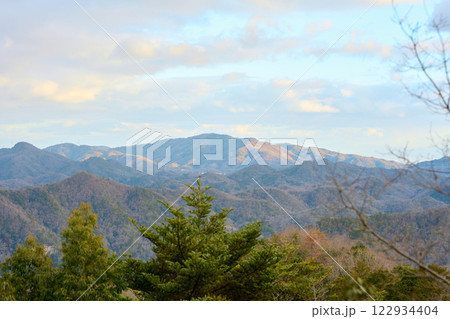 羽束山の登山道から見える景色 122934404