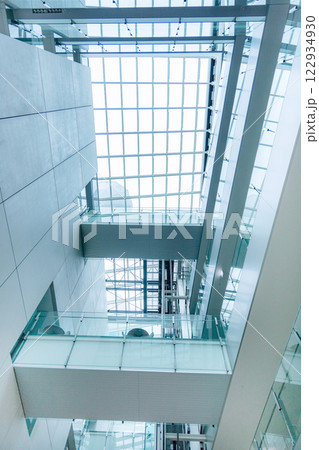 都会のオフィスの天井 122934930