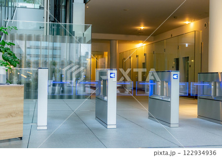 セキュリティーゲートがあるオフィスビルのエントランス セキュリティーゲートがあるオフィスビルのエントランス 122934936