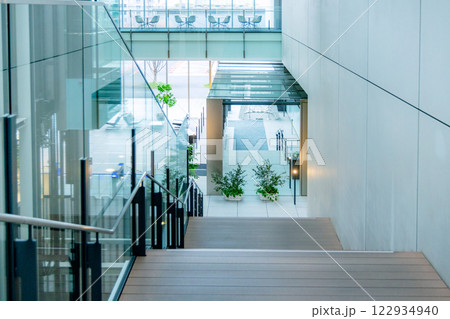 都会のオフィス　階段 122934940